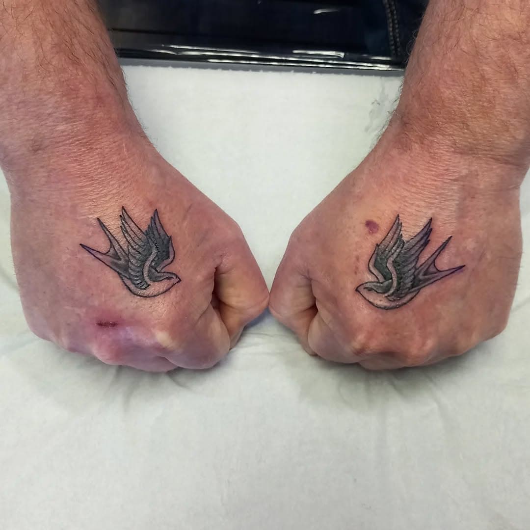 Did both these clients some birds last week in the same day. 
Black & Grey but about as far apart as you can get otherwise stylistically. 

#tattoo #qttr #swallow #swallowtattoo #handtattoo #jobstopper #hummingbird #traditionaltattoo #finelinetattoo #bournemouth