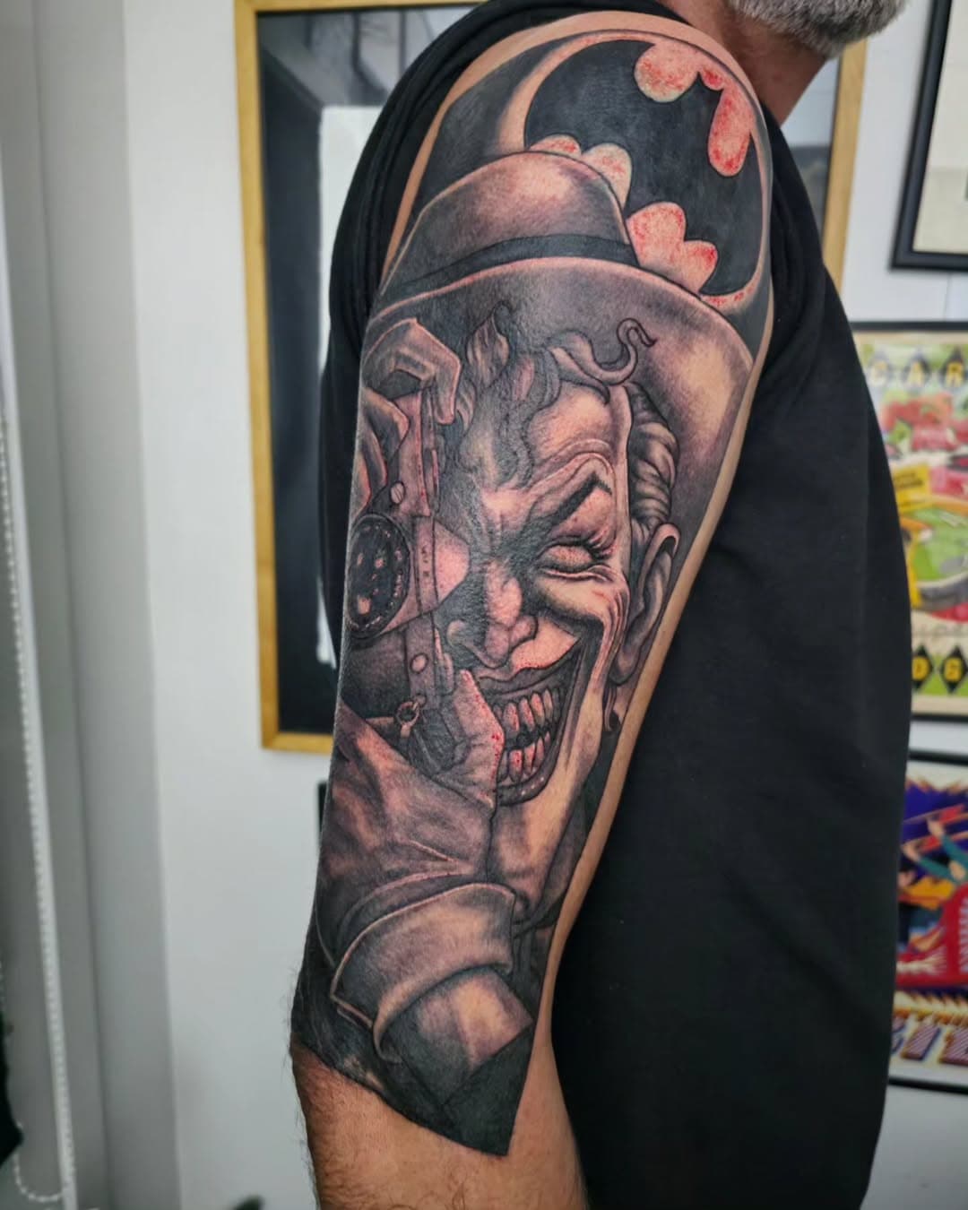 Cheers Nick, brilliantly sat for this huge one shot cover up!... it's from artwork by Brian Bolland, from Batman, Killing Joke, great fun to tattoo.

#tattoo #nofilter #glasgowtattooartist #shawlands #fun #fresh #glasgowtattoos #tattoos #tattooed #scotlandtattoo #Batman #brianbolland #comic #comics #dc #dccomics #blackandwhite #blackandgreytattoo
