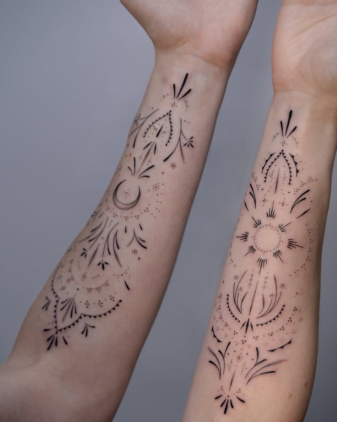 LOVE a good matching set! Whether it’s perfectly symmetrical, or asymmetrical as in this set. It’s all about the balance ⚖️ ♡♡♡
.
.
.
#finelinetattoo #finelineornamental #ornamentaltattoo #matchingtattoo #tattooset #matchingtattoos #ornamentaldesign #ornamentaldrawing #tattooornamental