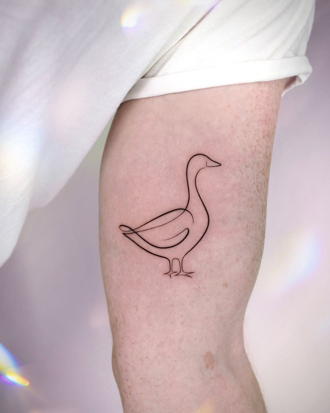 Small but huge - the silliest goose with a subtle ‘L’ for Laura - thank you Oliver ♥️

Done at @auraninetyfour 🤍