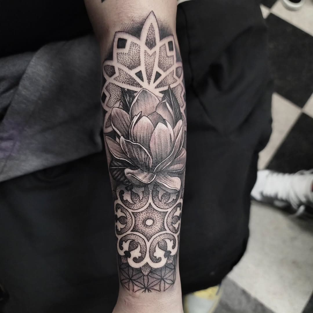 Got to do one of my custom pieces. 
@starbritecolors 
@electrumsupply 
#geometrictattoo #geo #mandala #peony #temecula #temeculatattoo #murrieta #lakeelsinore #canyonlake #darkhelmettattoo #menifee #girlswithtattoos