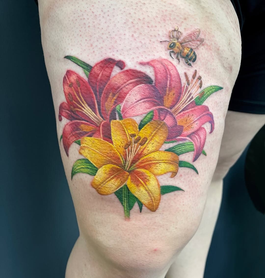 Lillies with their queen bee 👑 🐝 

——
	•	#tattoo
	•	#tattoos
	•	#flowertattoo
	•	#beetattoo
	•	#winnipeg
	•	#lilytattoo
	•	#queenbee
	•	#lily