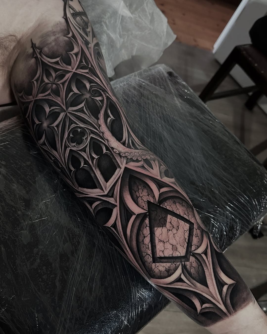 ⚜️ Freehand Architecture - Inner arm @oculustattoo ⚜️ 
-
@cheyenne_tattooequipment 
@electrumsupply 
@eclipse.tattooink 
@quantumtattooinks 
@drpickles_ 
@emalla.grece 
-
#OculusTattoo #Freehand #Architecture #GothicArchitecture #FreehandArchitecture