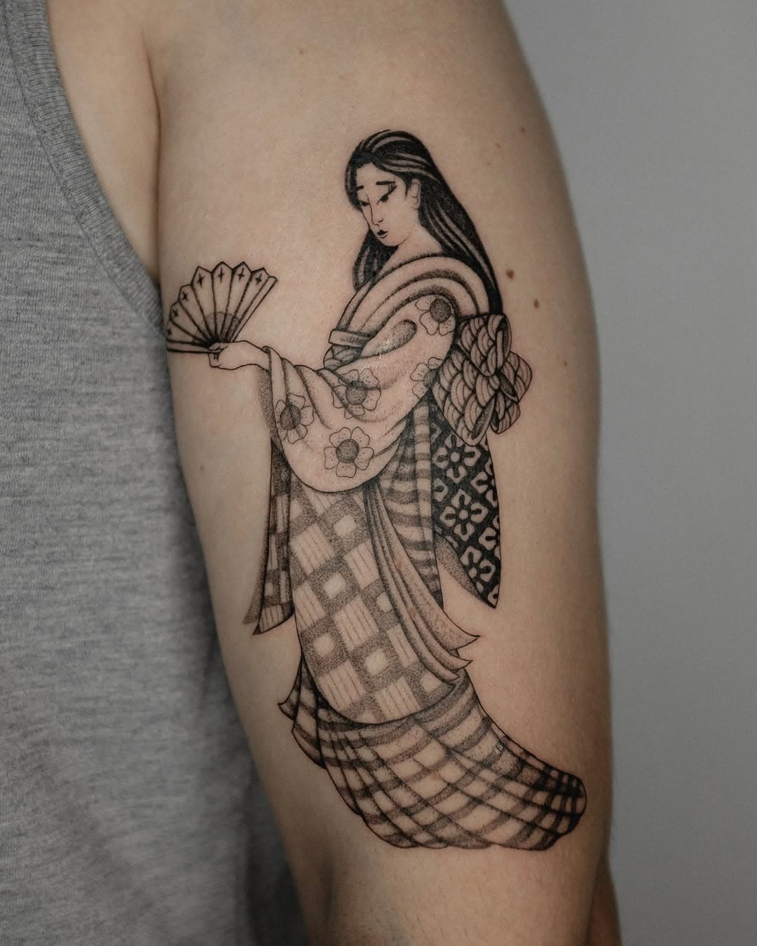 G E I S H A 🎏 
Diese Geisha war ein echtes Highlight! Danke an Tobi für die schöne Inspiration, gerne mehr davon! ✨🔥 

Done @studio.monochrom 

#NeoTraditional #FineLineTattoo #tattoowork #tattooingermany #tattooing #neotraditionaltattoo #geishatattoo #japanesetraditionaltattoo #japanesetattoo #moderntraditionaltattoo
#tattooneotraditional #finelinetatto #finelineartist #olackandgreyfineline #dotworktattoo #neworktattoo #bodyart #illustrativetattoo #sketchtattoo #artlovers
#tattooideas #tattoolifesti #inkedartists
#surrealistictattoo #tattooartist #tattoodesign #tattooinspiration #tattooculture