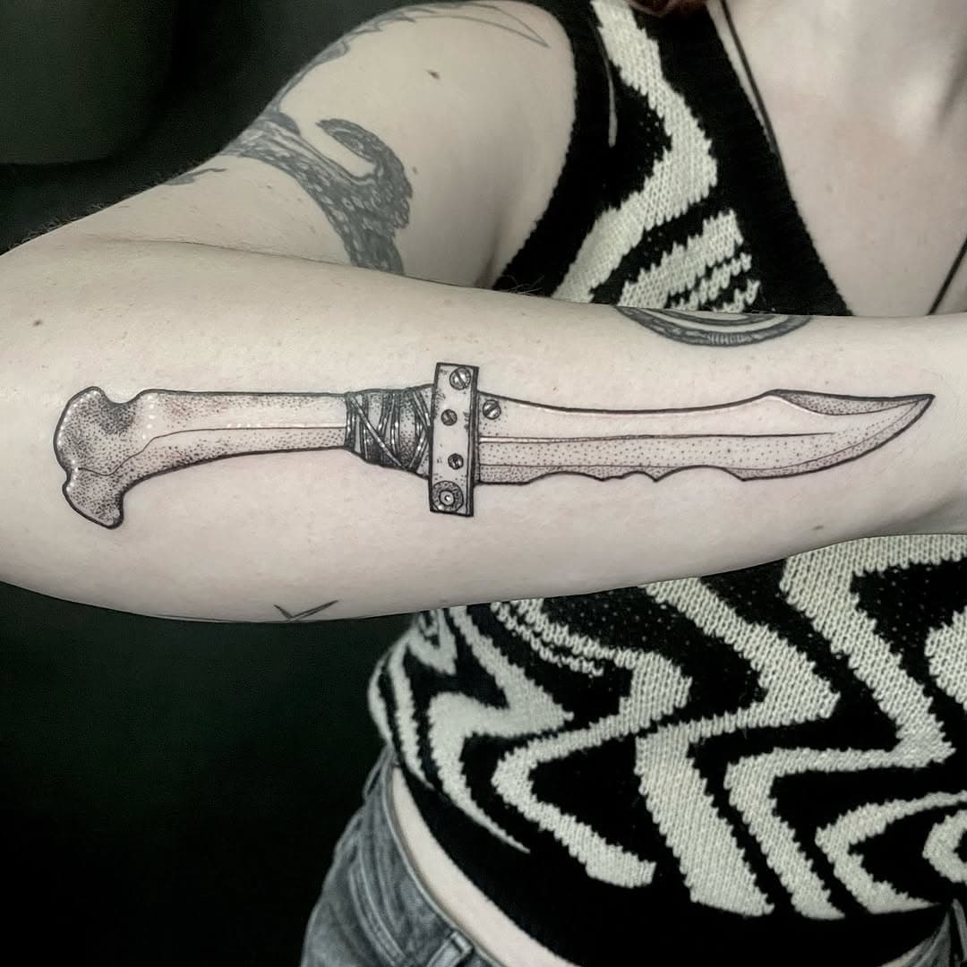 Check out this sick knife I got to do on Sara at @moontattoostudio !!! 

I want to give such a huge thanks to David and Tina for hosting me again at their beautiful shop! It is ALWAYS such a joy to be there and the vibes are just so good 😊 I’m sure I’ll be back again soon 😘🫶

I also want to give a huge thanks to Sara for not only trusting me with this bone dagger but also for hosting me in her beautiful home. Seriously couldn’t be more grateful 🙏🏻

Back in NYC now and my books are remaining open until human baby decides they need to close. Let’s get something done before then and before it gets too warm 🥵 

#dagger #daggertattoo #allegoryink #blackclaw #bishoprotary #postapocalyptic #nyctattoo #nyctattooartist #nytattooartist #nytattoo #texas #austintattoo #austintattooartist