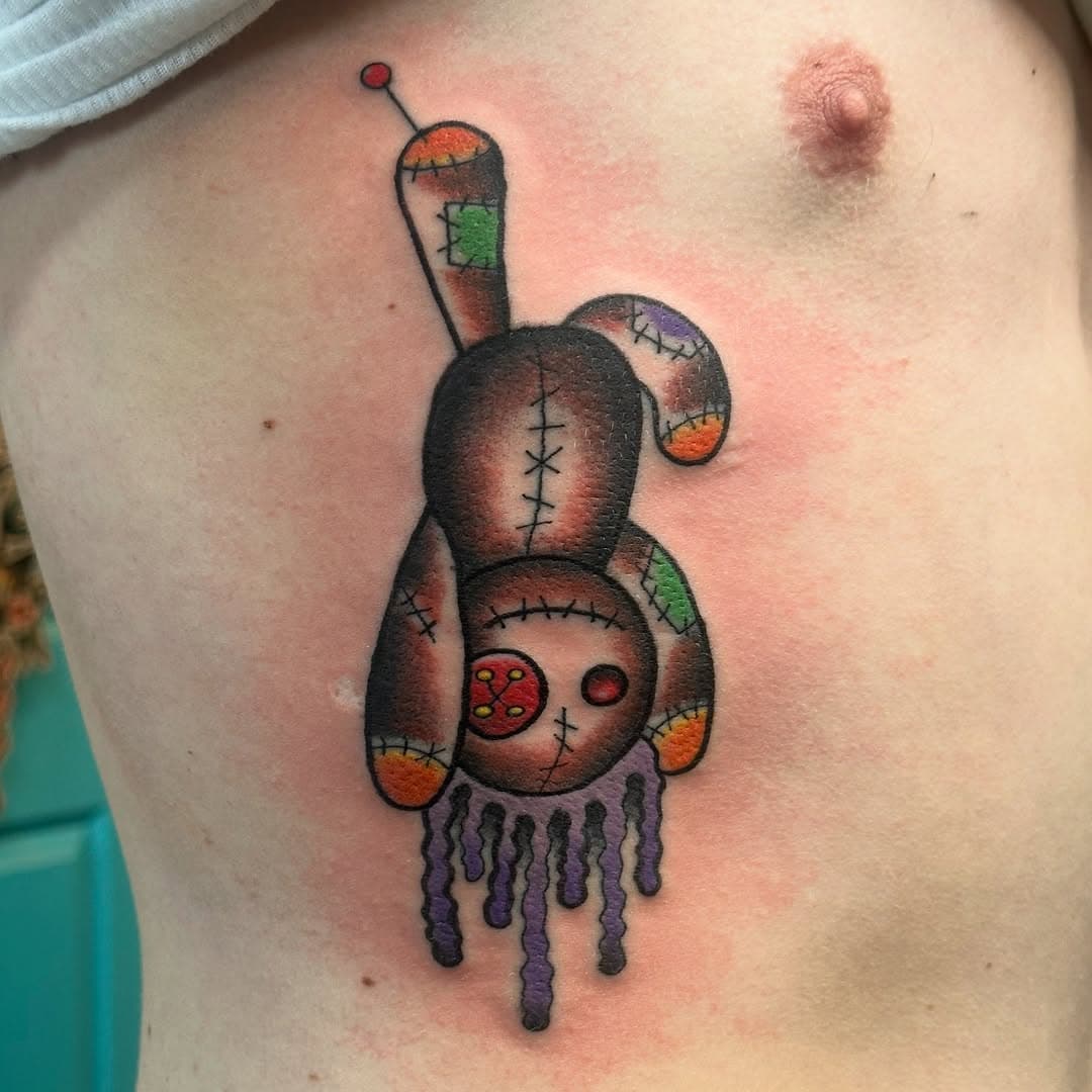 When the client becomes his own personal voodoo doll and feels every prick of the needle(s) 😓 

#voodootattoo
#voodouxtattoux 
#shreveport 
#bossier 
#louisianatattoo
#ghostfiretattoo