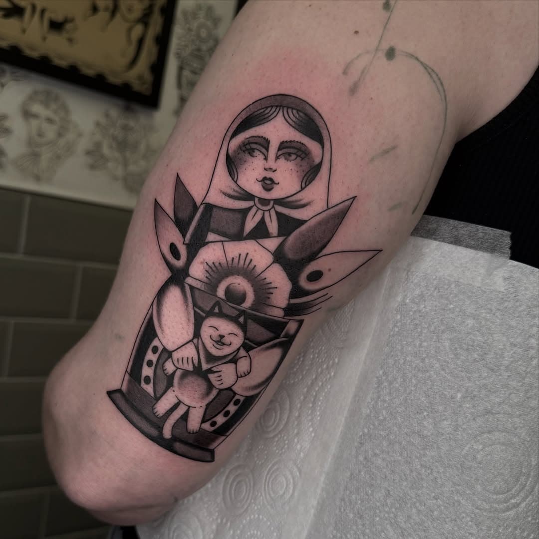 Thanks Ellese 🙏🏼
Done at @frontiertattooparlour 
•
Guest spots April 
•
@kingsavetattoo - 9th-13th (NYC) - 15th-19th (LI)
•
@reddeviltattoochicago - 19th-20th
•
@freedominktattoos - 22th-24th
•
📸 - @notarealgoat 

#traditionalflash #blacktraditional #tattoo