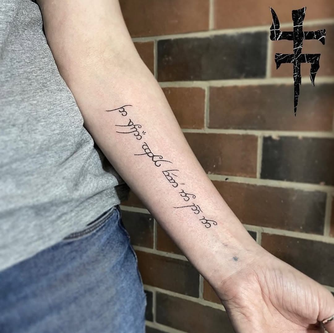 Tengwar for @hopeybaxter from a couple years back 🧝‍♀️🧝‍♂️ #lotr #lotrtattoo #tengwartattoo #tengwar #dotwork #dotworktattoo #dotworkers #scripttattoo #tenacioustattoo #sheffieldtattoo