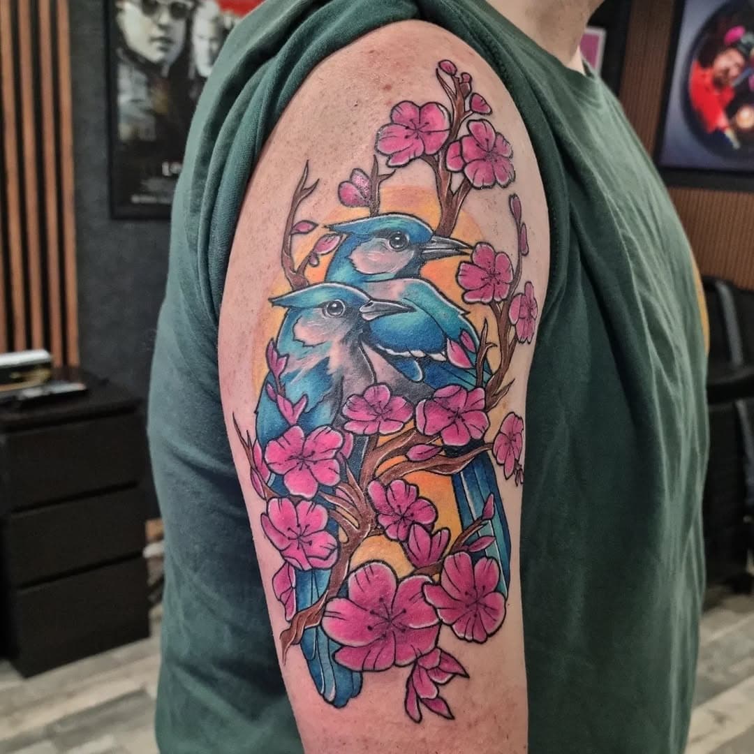 Coverup on Matts arm with this absolutely fun design 😍 the colours I love and thankyou for sitting so well as well as putting up with the awful films Prime was throwing out that day 😭😂 thanks so much lovely! ❤️🌸🐦
Took this photo the day after with all the colours settled ☺️