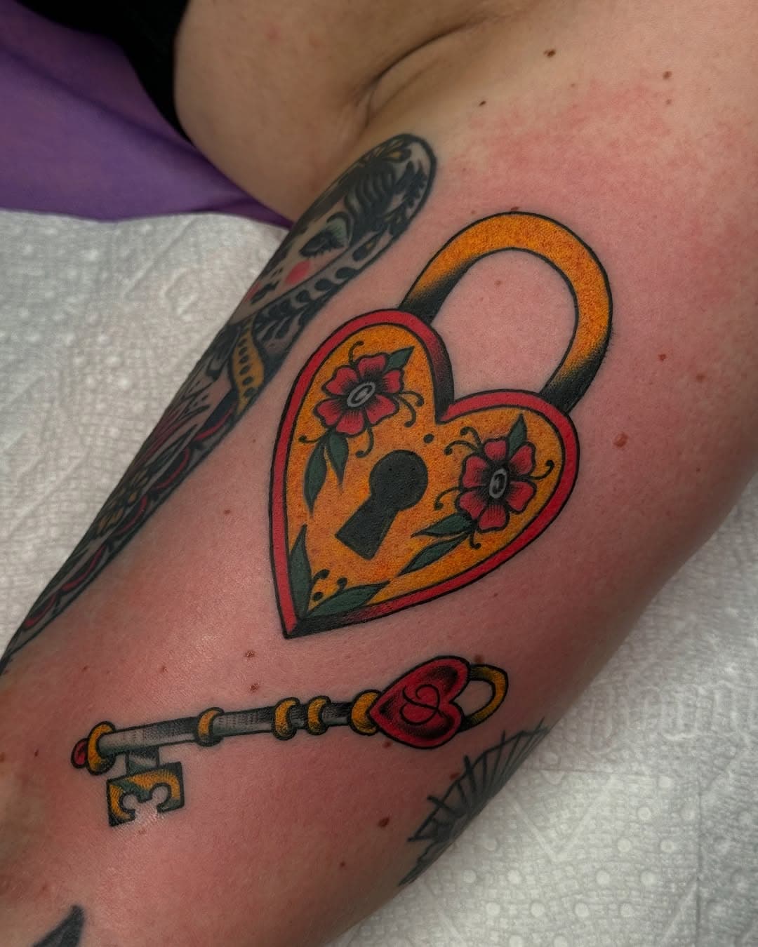 This super well done lock & key was tattooed by the cutest artist around! @painted_peach! We all absolutely love how this turned out, the colors are so pretty! 🔥🔥