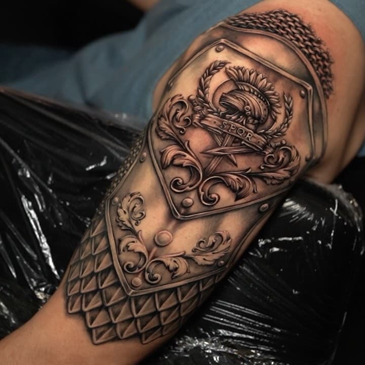 Work in progress! SPQR! Armor with Roman emblem for Chris! Finished today. 
.
@tattystick @neogripsusa 
.
#roman #romanempire #tattoo #armor #armortattoo #chainmail #chainmaille #armtattoo #shouldertattoo #chicagotattoo #femaletattooartist #spqr