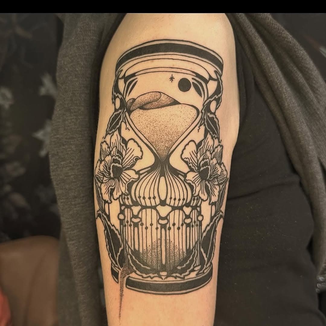 Hour glass birdcage. ⏳ Tattoo and design by @liv.laeta.tattoo 
.
.
.
.
.
.
.
.
#fortcollins #foco #fortcollinstattoo #coloradotattoo #coloradostateuniversity #csurams #fortcollinstattooartist #fortcollinscolorado #lovelandcolorado #tattoodesigns