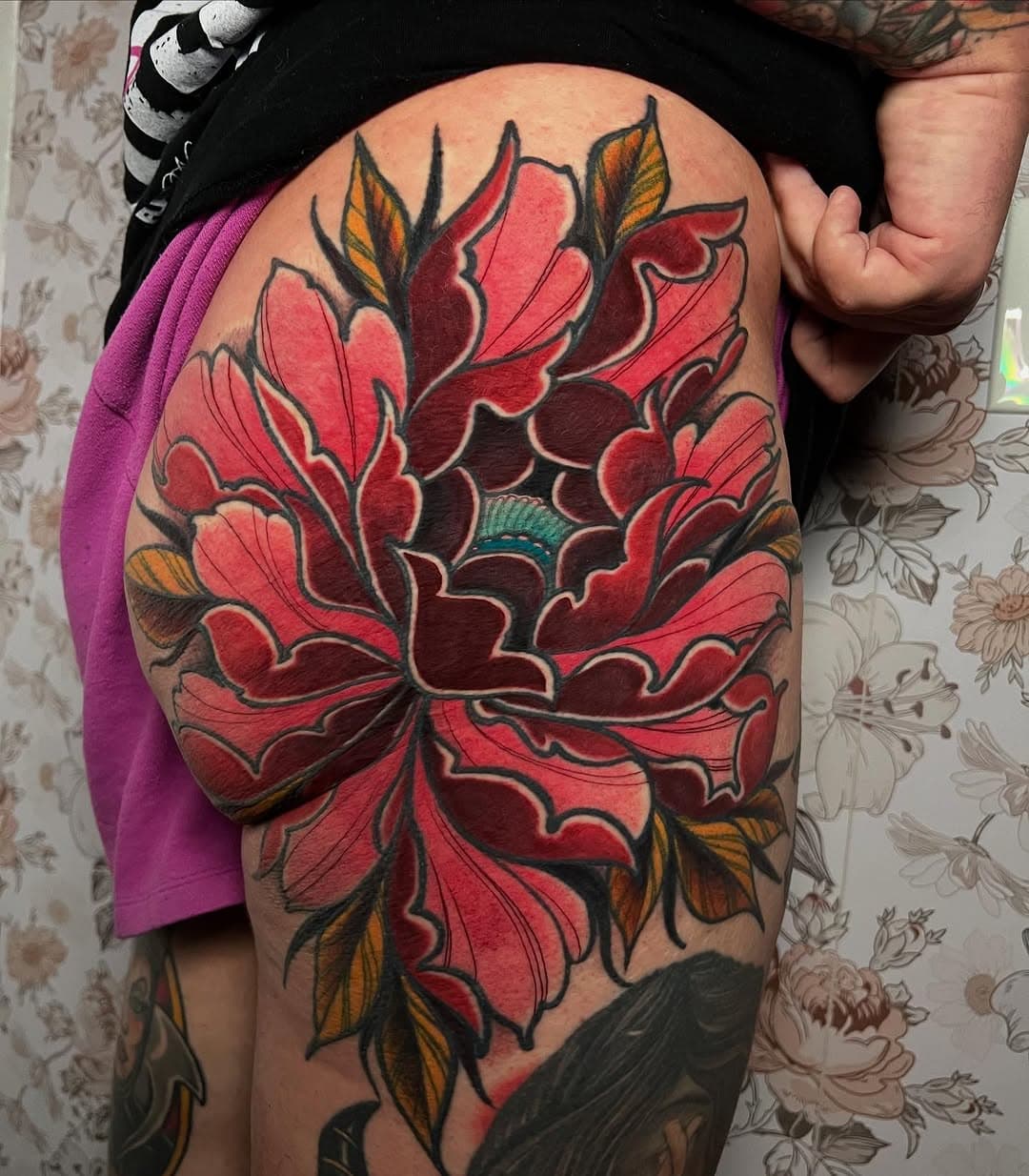 So I’m in the middle of finishing this tattoo for the homie @thepeytonharley (it was already outlined he got it in Hawaii) and I’m like damn this shit is clean. Who’d you say did it again? And I’ll be damned if it wasn’t @sketchylawyer 
The pressure was onnnnn 😂 
Also! This tattoo made me realize that on my next booking round I am no longer charging hourly. I’m going back to just charging by piece because I finished this in 3 hours and that’s INSANE. I am too fast for my own good💀 so those of yall booked now enjoy that cause I’m going back to my old ways 😂 Thanks for looking.