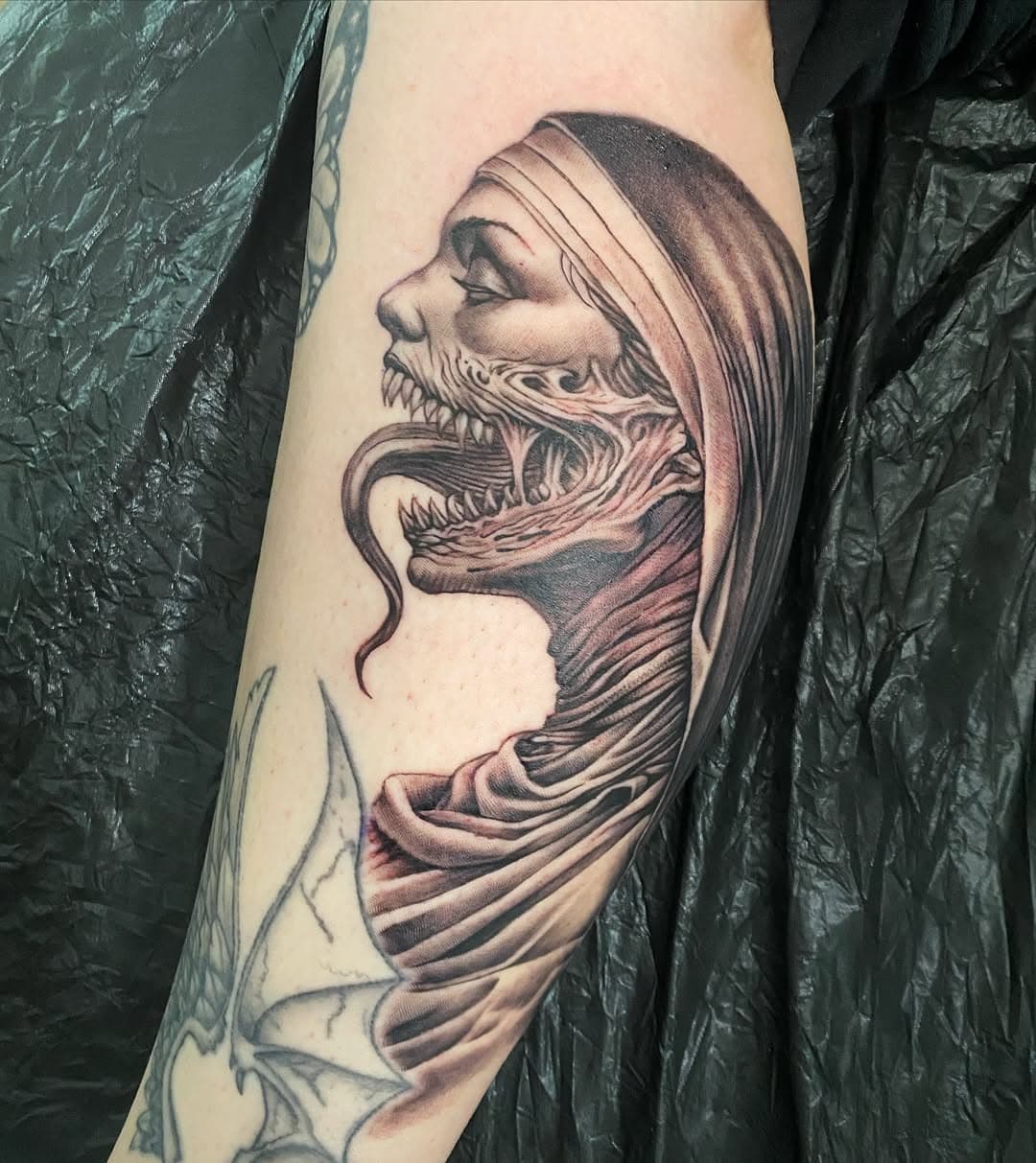 Horror Nun
#fkiron #fluxmax #stencilstuff #kwadronneedles #blackandgrey #blackandgreytattoo #blackandgreyrealism #blackandgreytattoos #believa #quaelixtattoo #tattoo #tattoos #tattooed #nun #zombienun #horrornun #horrornuntattoo #nonne #horrornonne