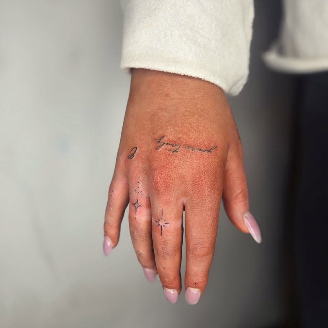 Added in all these hand and finger decorations. 
.
.
.
#finelinetattoo #handtattoo #fingertattoo #tattoo#losangelestattooartist