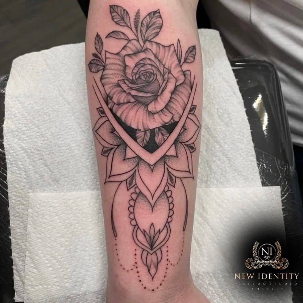 Rose mandala design done by Dara 🌹// She still has some availability for March and is taking bookings for April// Get in touch to book in 📲