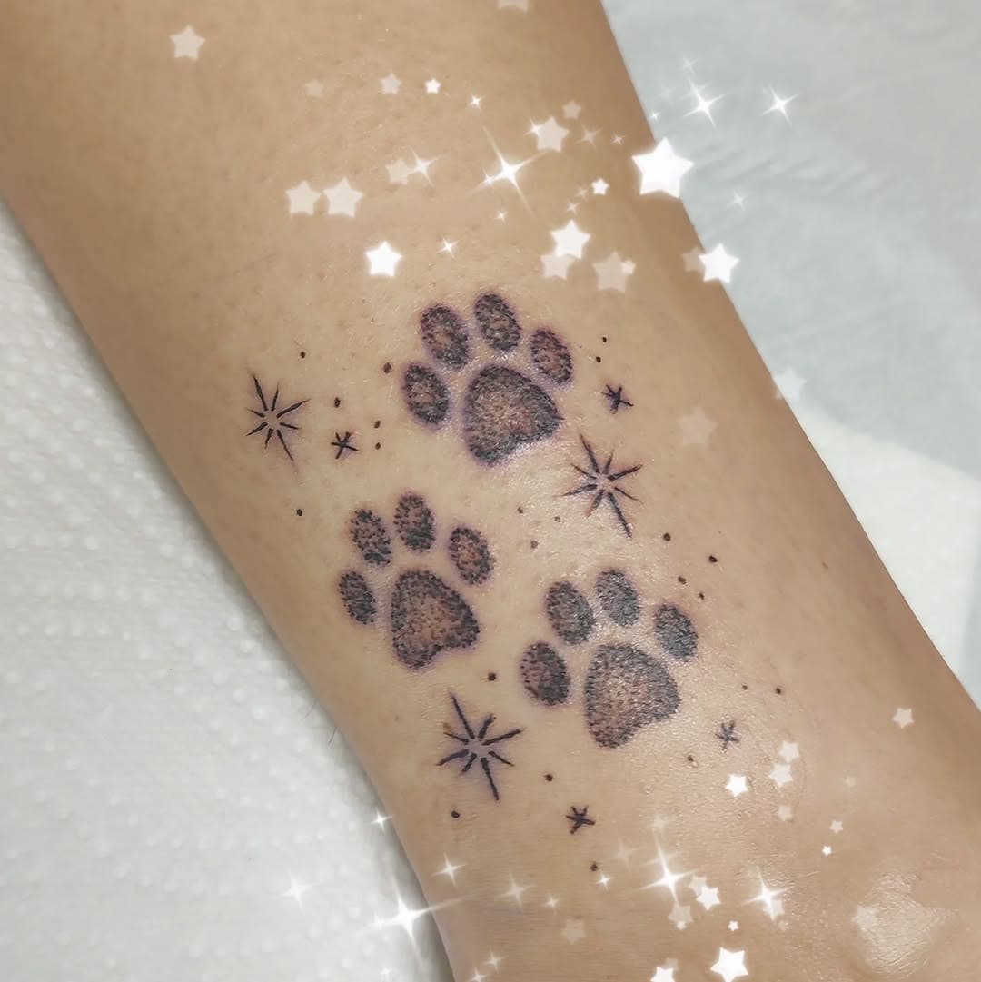 Super cute paw prints on the ankle for Bonnie's three sausage dogs ✨