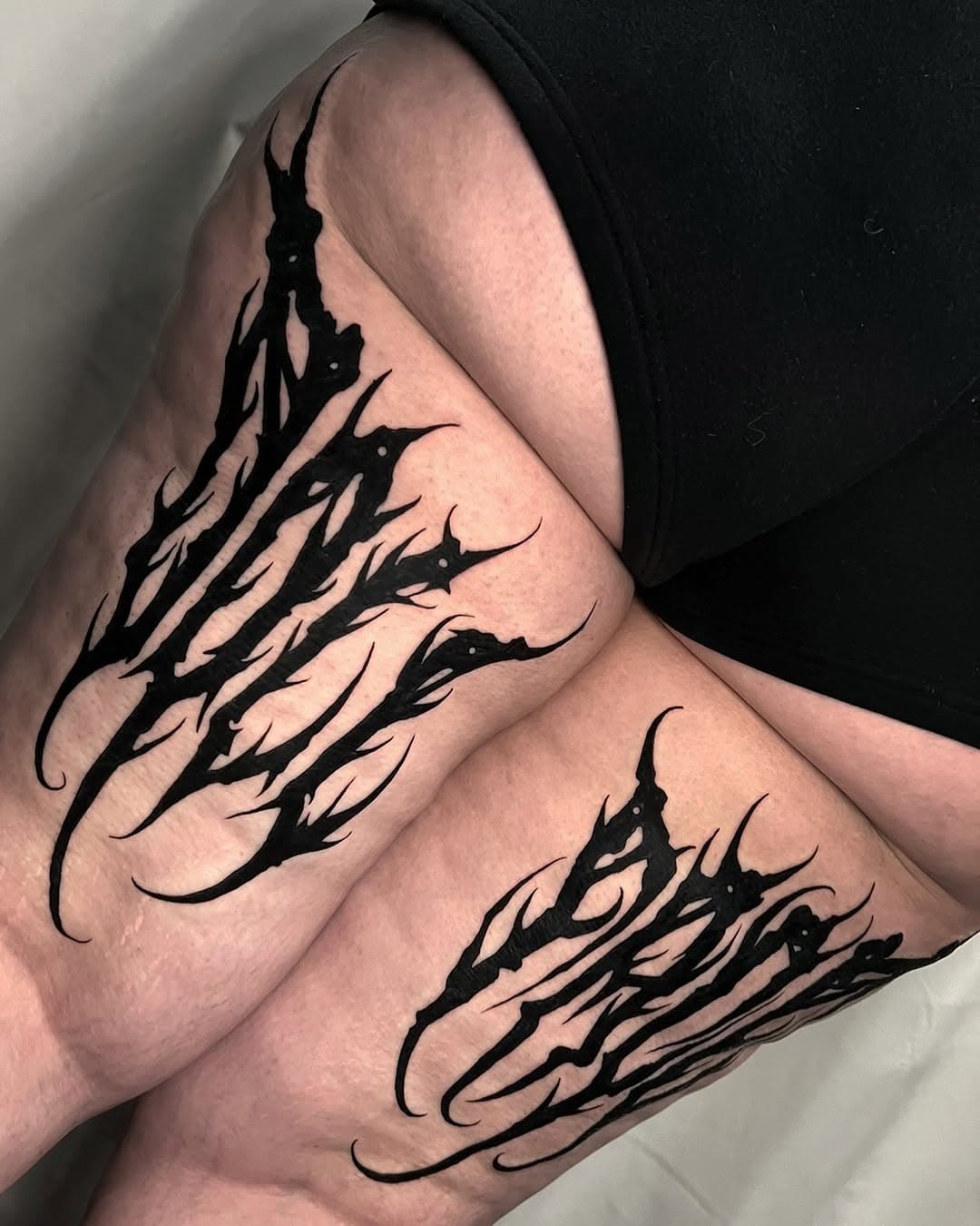 🎀🖤DOLL FACE🖤🎀 (a little bloody)
.
Thank you Serina for the freedom and sitting so well!
.
Let’s do some more big lettering!!
Booking info in bio📜🪶
.
.
.
.
.
.
.
.
.
#letteringtattoo #darkcaligraphy #blackworktattoos #lasvegastattooartist