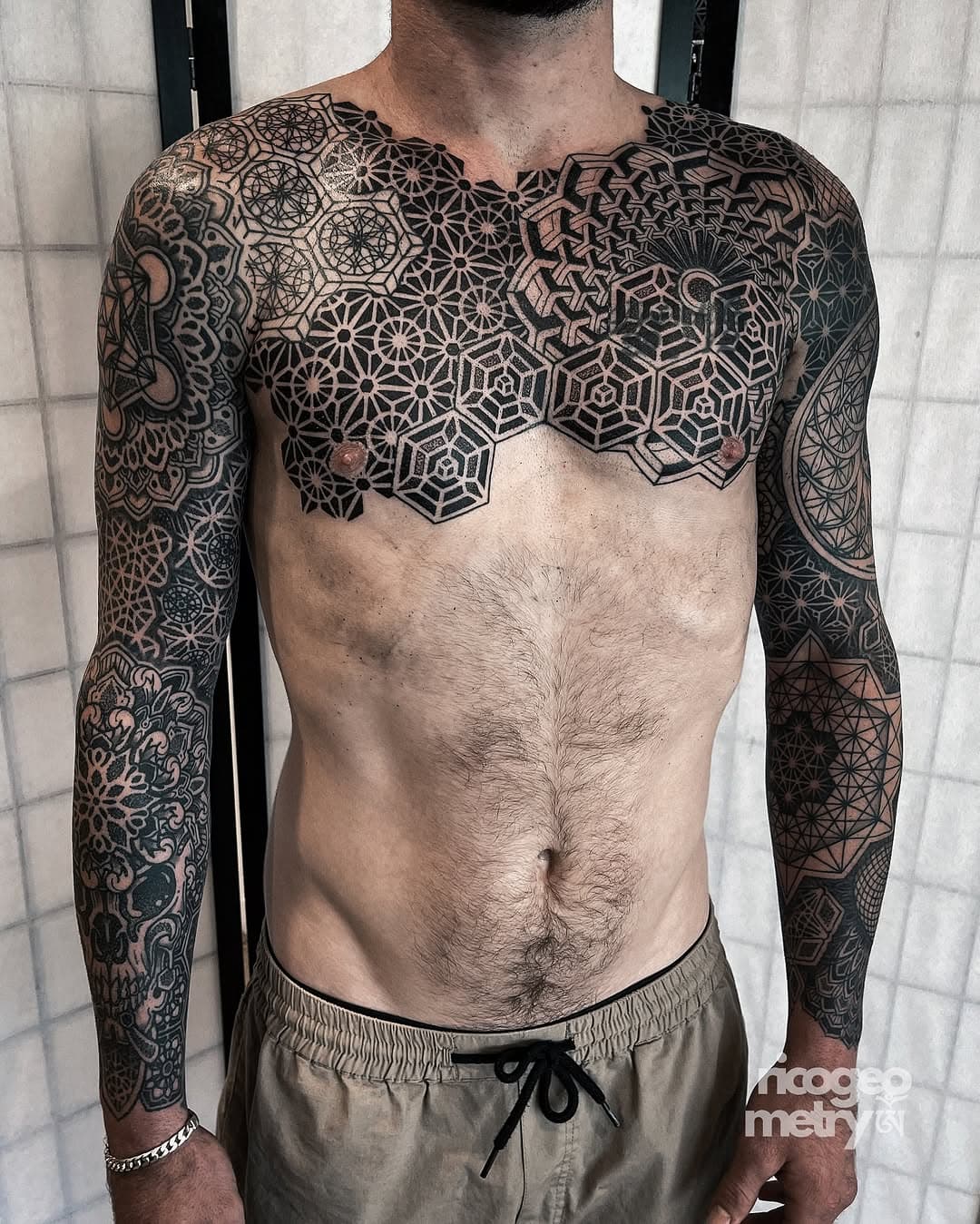 Work in progress coverup chest almost there. Arm left of the photo was 4 days, healed from 2023. Arm right of the photo was 3 days, healed from December. Thanks for your time and commitment Ethan, been awesome to work with you!