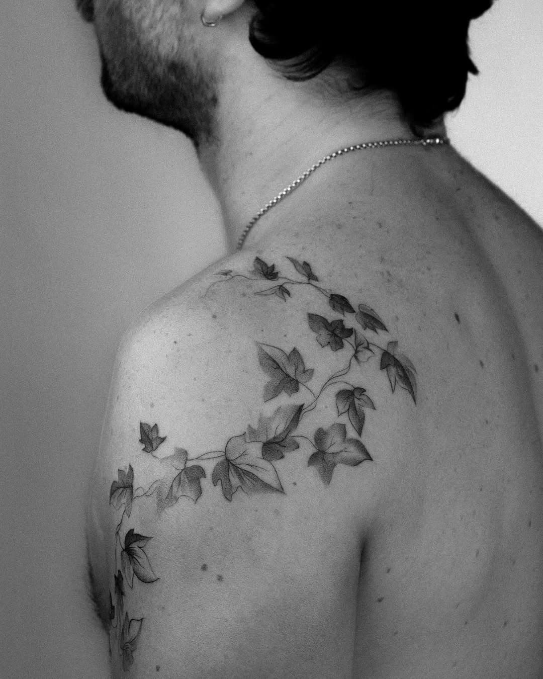 Vine leaves for Jack 
.
#londontattooartist #londontattooartist #microrealism #realismtattoo #realistictattoo #finelinetattoo #finelinetattooartist #smalltattoo