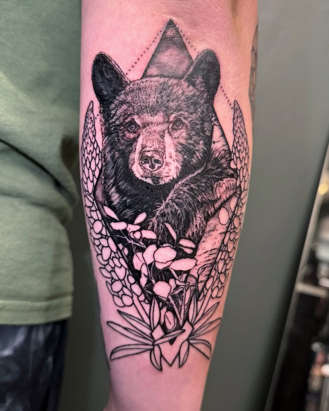 WIP bear from SLC. I always appreciate when I can take the time to get every detail I want in a tattoo. It takes trust and patience from my client.

~🐀~
#beartattoo #blackworktattoo #trusttheproccess #wiptattoo 
Always using:
@prisminthedark shave silk
@demonsupply & @painfulpleasures supplies
@allegoryink blak
@fusion_ink colors
@peakneedles carts & Solice Pro 2
