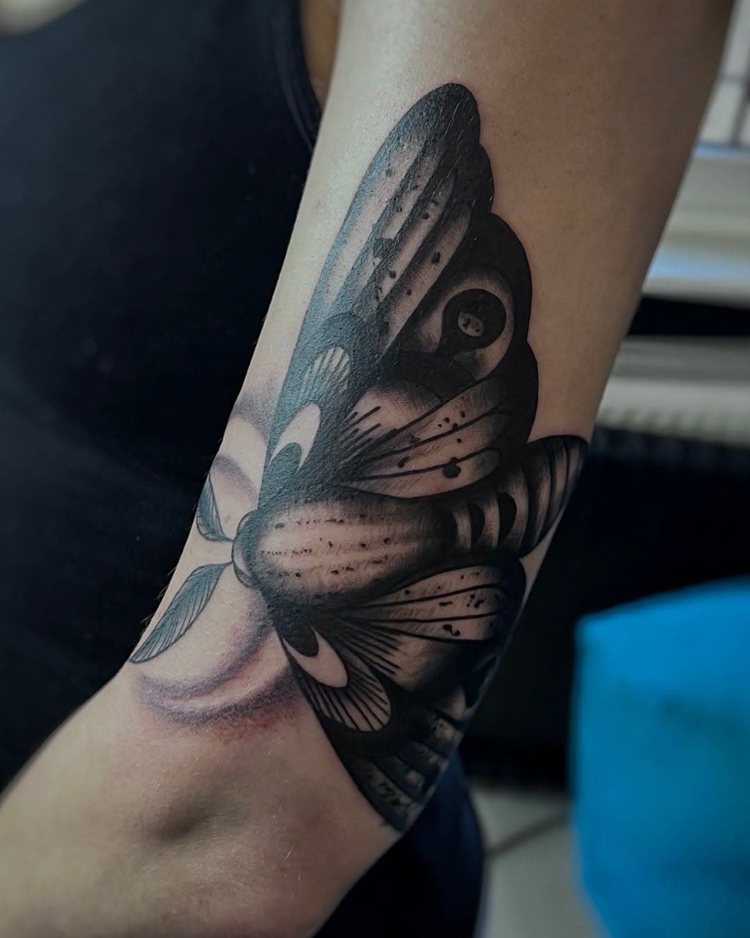 Motte gestochen von Tom @hoki.tattoo

Buchung über hello@mugshot-tattoo.com oder über den Link in der Bio oder Nachricht an uns hier!

___________________________

Moth done by Tom

Booking via hello@mugshot-tattoo.com or use the link in bio or message us here!

II

II

II

II

II

II

#tattoo #berlintattoo #tattooberlin #tattoostudio #berlinneukölln #neukölln #tattooartist #berlintattooartist #blacktattoo #mothtattoo #traditionaltattoo #vegantattoo #customtattoo #walkintattoo