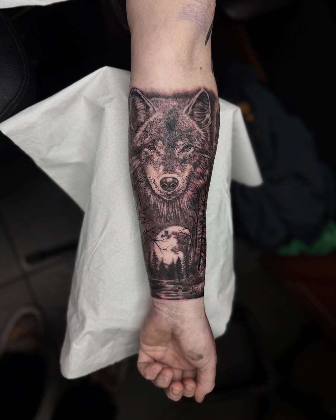 New additions to this animal sleeve today! Who’s doesn’t love a good wolf tattoo! 

@inception_body_art @tattooeverythingsupplies 

#realism #realismtattoo #wolftattoo #realisticwolftattoo #blackandgreytattoo #tattooartist #artist #tattoosformen #menstattoos #instagood #bexhilltattoostudio #hastingstattoostudio #eastbournetattoostudio #inked #tattoos #tattoodesigns