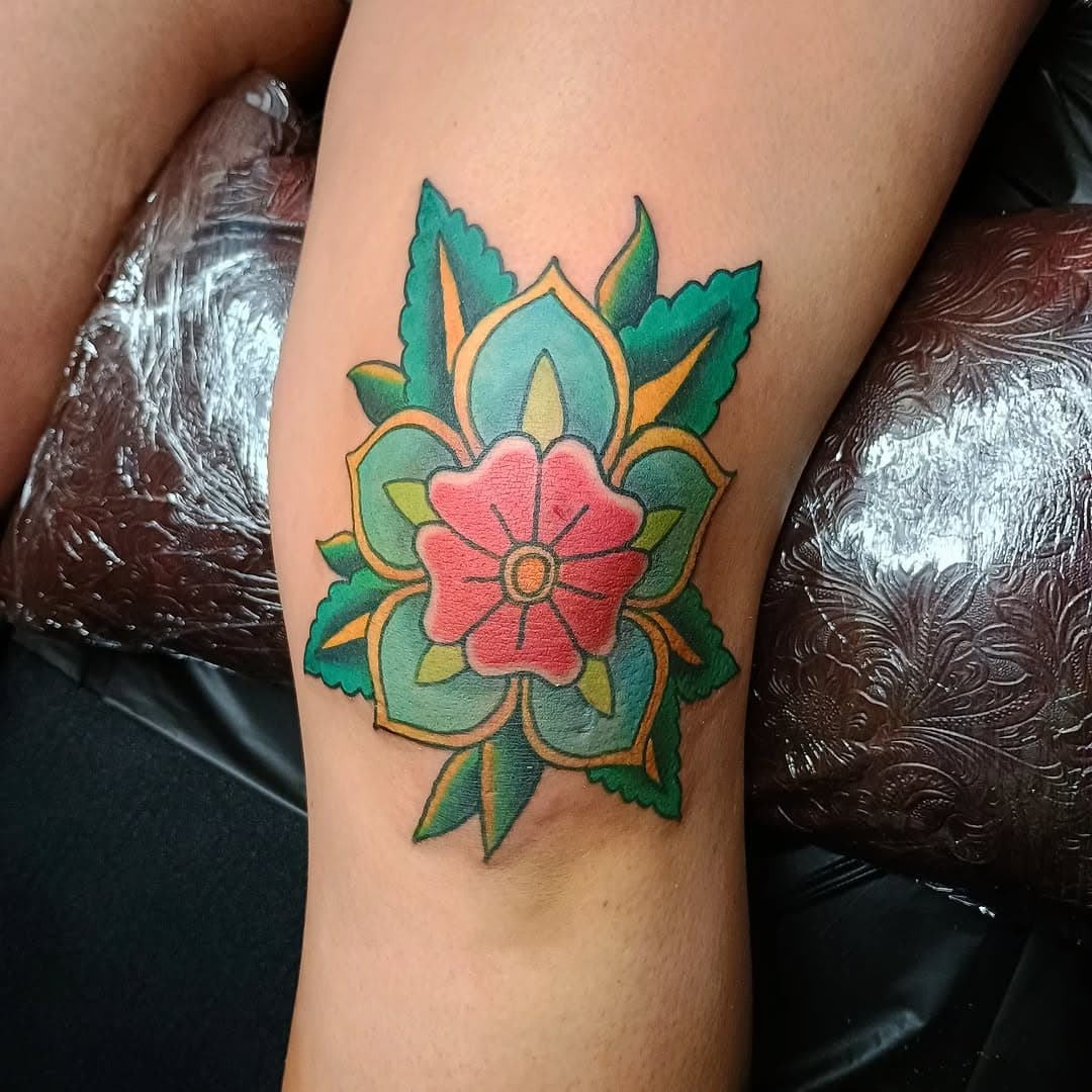 Flower on the knee.
#flowertattoo #traditionaltattoos #kneetattoos #ohiotattooers
