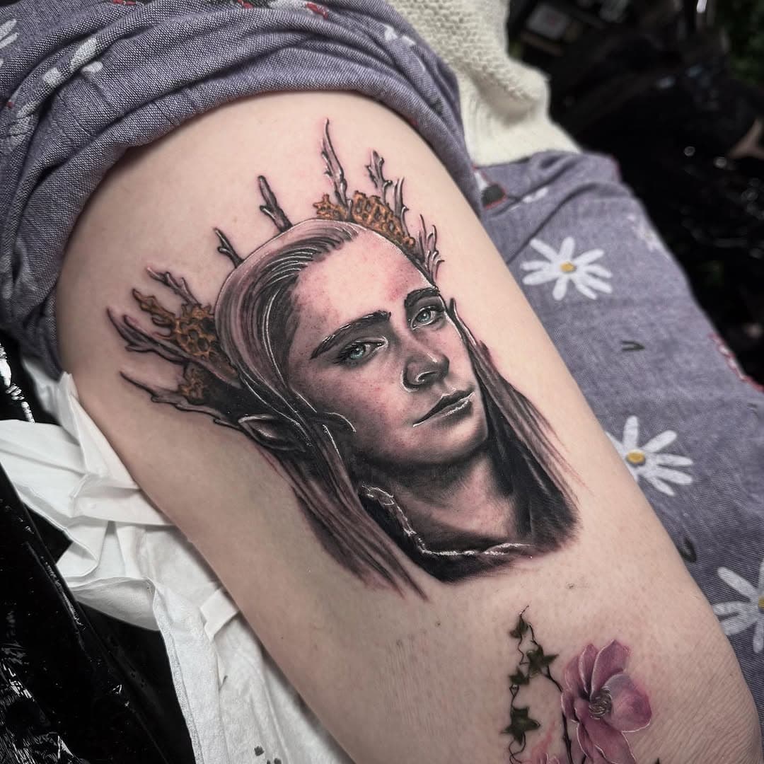 KING THRANDUIL 🧝‍♂️
Sponsored by @yayofamilia 
#kingthranduil #thranduil  #thehobbit #thehobbittattoo #hobbit #lordoftherings #thranduiltattoo #lordoftheringstattoo #lotr #portrait #portraittattoo #tattoo #tattoos #elf #elftattoo #leepace