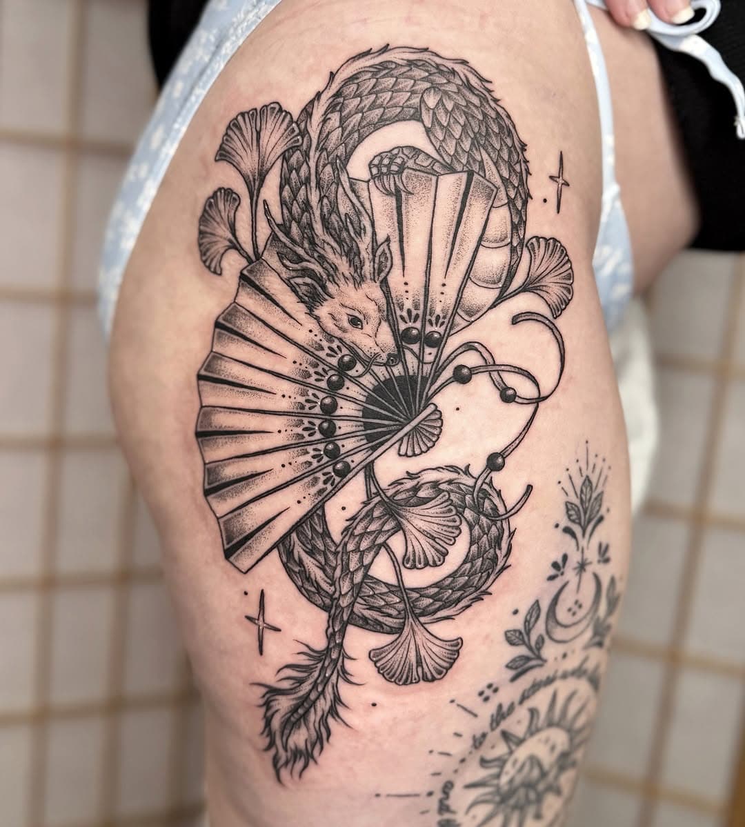 more fantasy dragon magic for sharna✨next to a healed @sarahjmaas inspired piece made back in 2023! i can’t wait to add more magicccccc🖤 thank you always x

• BOOKS OPEN •
made using @magicmoon_tattoo_supply @emalla.official & @mothtattoosupplies cartridges🌛
sponsored by @inkdoctortattoo 🌱

🌿 to book, email 
lilybeantattoos@gmail.com🌿

Gravity, 17 Bridge Street, LU7 1AH

#lilybeantattoos