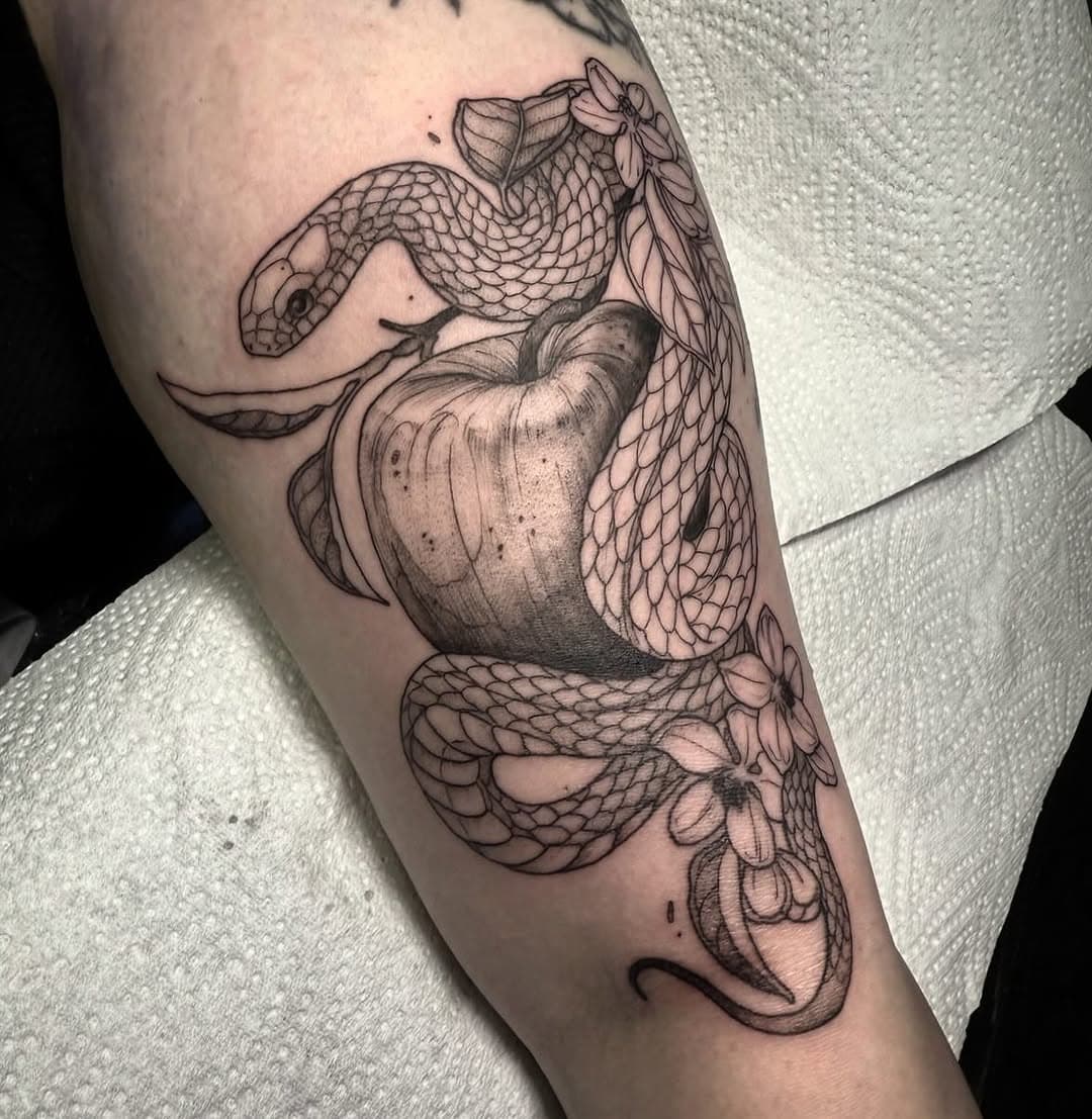 Wip apple and snake for my Pal Amy, can’t wait to finish this off! Thankyou for the trust! I’m an absolute sucker for a snakey fruit combo!
.
.
.
.
.
.
#snaketattoo #uktattoo #linework #tattoo #blackwork #botanicaltattoo #norwichtattoo #artwork