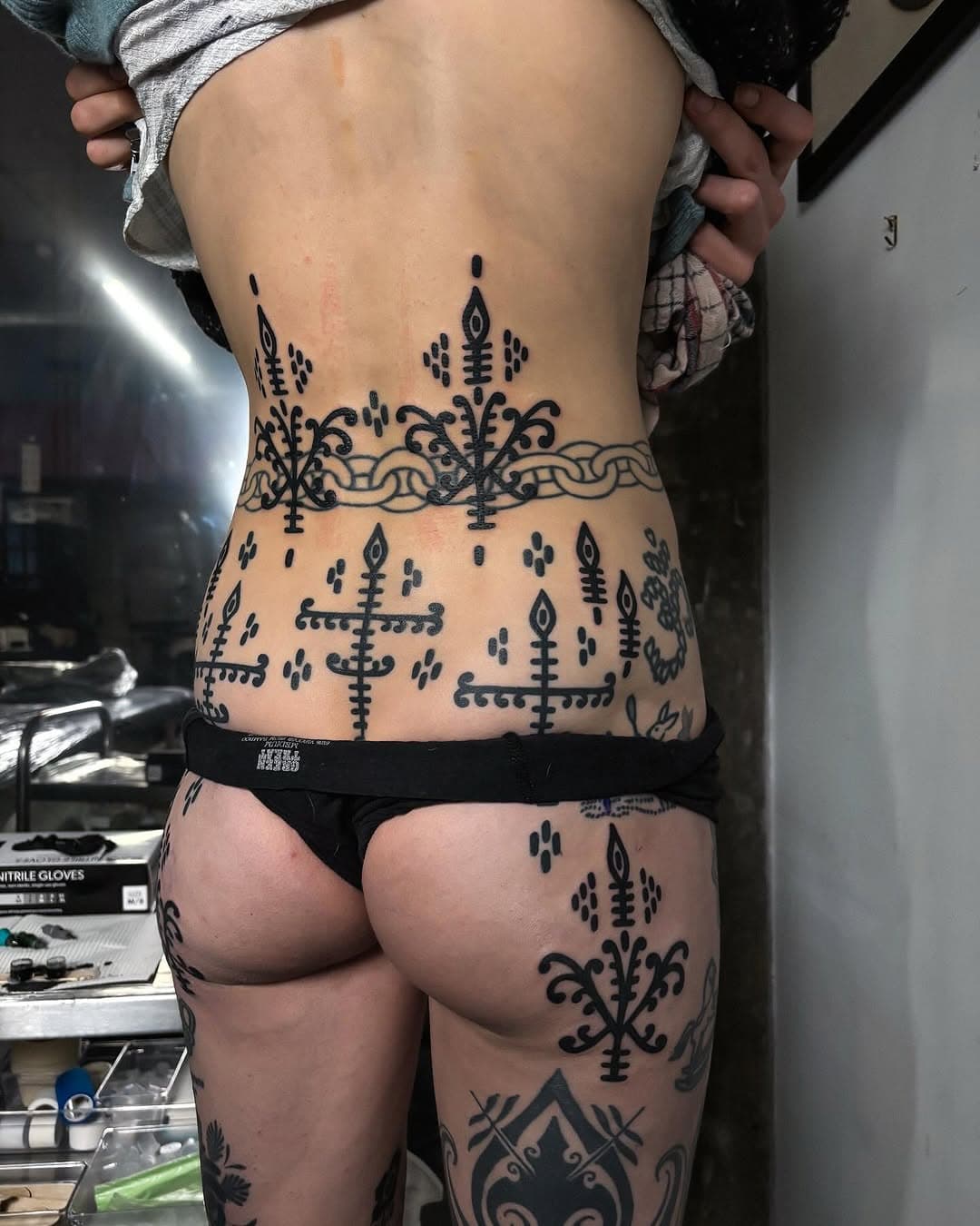 Quick trip to London to close this episode♥️ I am taking time off from tattooing until farther notice 🙏🏼🪔 thank you to everyone that got tattooed the past few months, means the world. And to all my friends and family thank you for being there and dealing with me Paco and my suitcase 🧳 only enquiries I’m taking are for California (late April, May and June)  ily all 🐦‍🔥🏴‍☠️🫱🏽‍🫲🏿