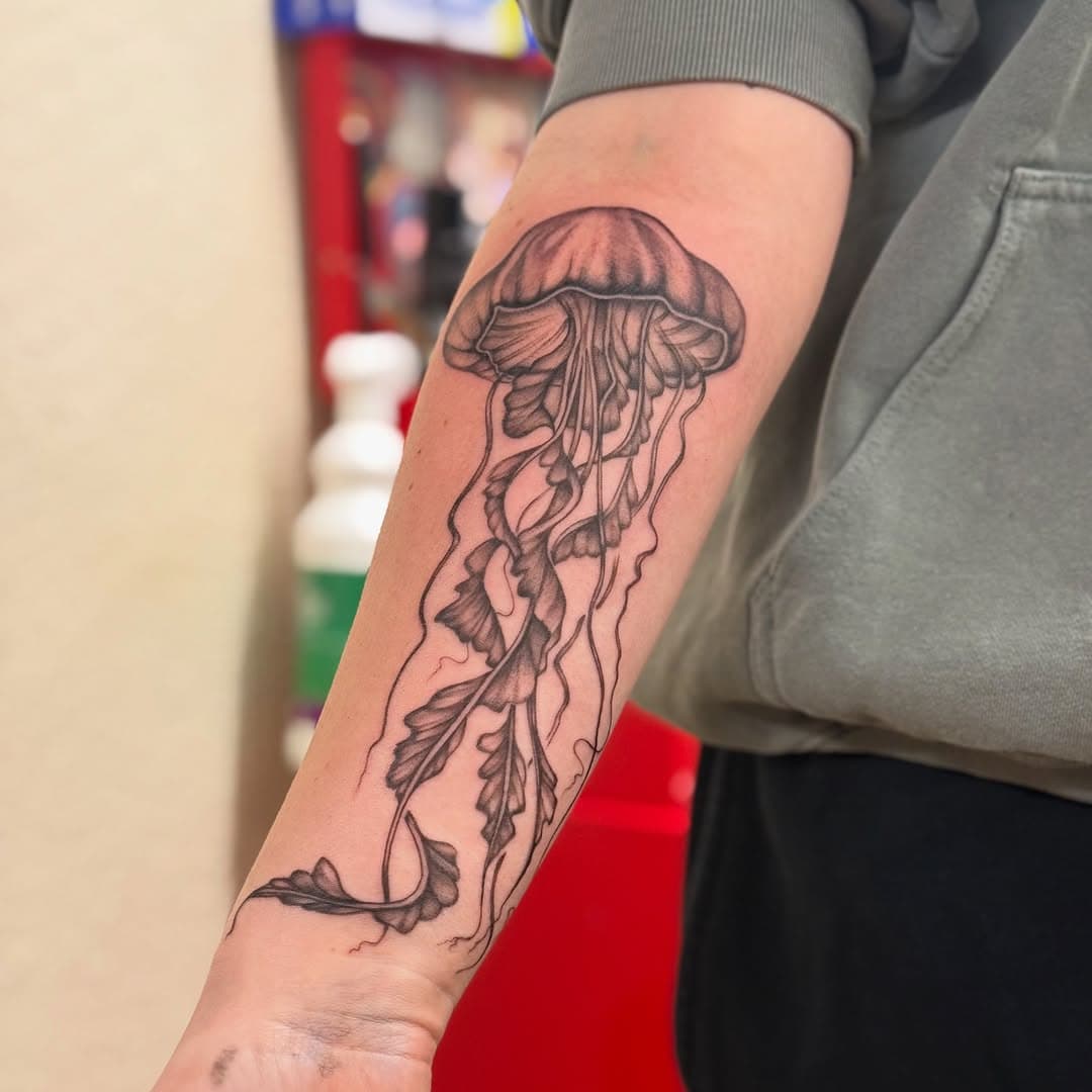Jellyfish done by @ginger_dale_91! 

For booking inquires DM us, email us on info@sevensinstattoo.com or call the studio on 01293775385!
•
•
•
•
•
•
•
#sevensinstattoo #sevensinstattoouk #sevensinstattoohorley #sevensins #sevensinshorley #horley #surrey #horleytattoo #surreytattoo  #surreytattooartist #blackandgreytattoo #blackandgrey #jellyfishtattoo #fishtattoo #freshtattoo #finelinetattoo #seacreaturetattoo #fish #jellyfish #bigtattoo #armtattoo #tattooideas #tattooinspiration #tattooinspo