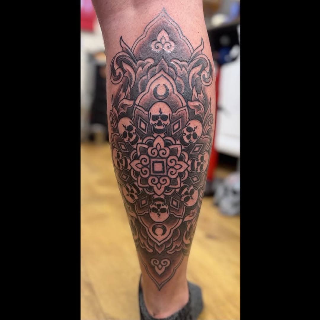 Skull mandala piece by Chic! Lines healed, shading fresh.

For booking inquires DM us, email us on info@sevensinstattoo.com or call the studio on 01293775385!
•
•
•
•
•
•
•
#sevensinstattoo #sevensinstattoouk #sevensinstattoohorley #sevensins #sevensinshorley #horley #surrey #horleytattoo #surreytattoo  #surreytattooartist #blackandgreytattoo #mandalatattoo #patternworktattoo #finelinetattoo #boldtattoo #skulltattoo #skullmandala #skullmandalatattoo #tattooideas #tattooinspiration #tattooinspo #flowcolours #flowcarts #flowcartridges #propen