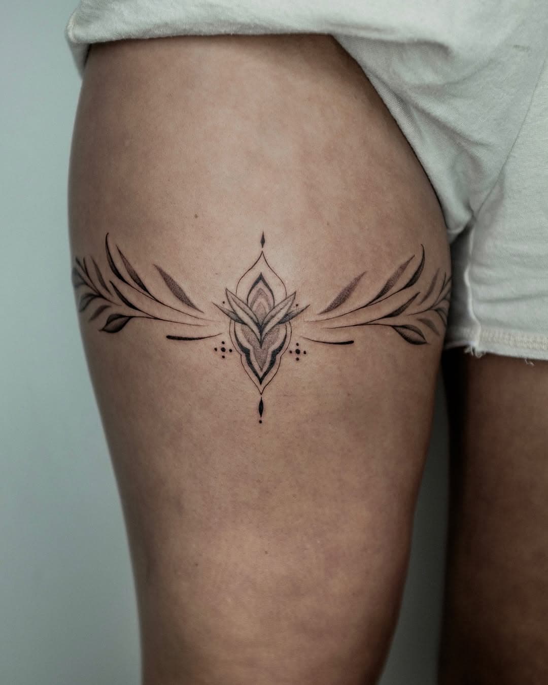 feines O R N A M E N T ✨ 
für @pia___we 🙌 vielen Dank 🙌

Done @studio.monochrom 

#FinelineTattoo #MinimalTattoo #OrnamentalTattoo #FloralTattoo #GeometricTattoo #BlackInk #ThighTattoo #LegTattoo #FemininTattoo #BodyArt #eleganttatto #LineworkTattoo #delicatetattoo #InkLife #InkLove #TattooCulture #tattooideas #TattooInk #TattooWork #tattedup