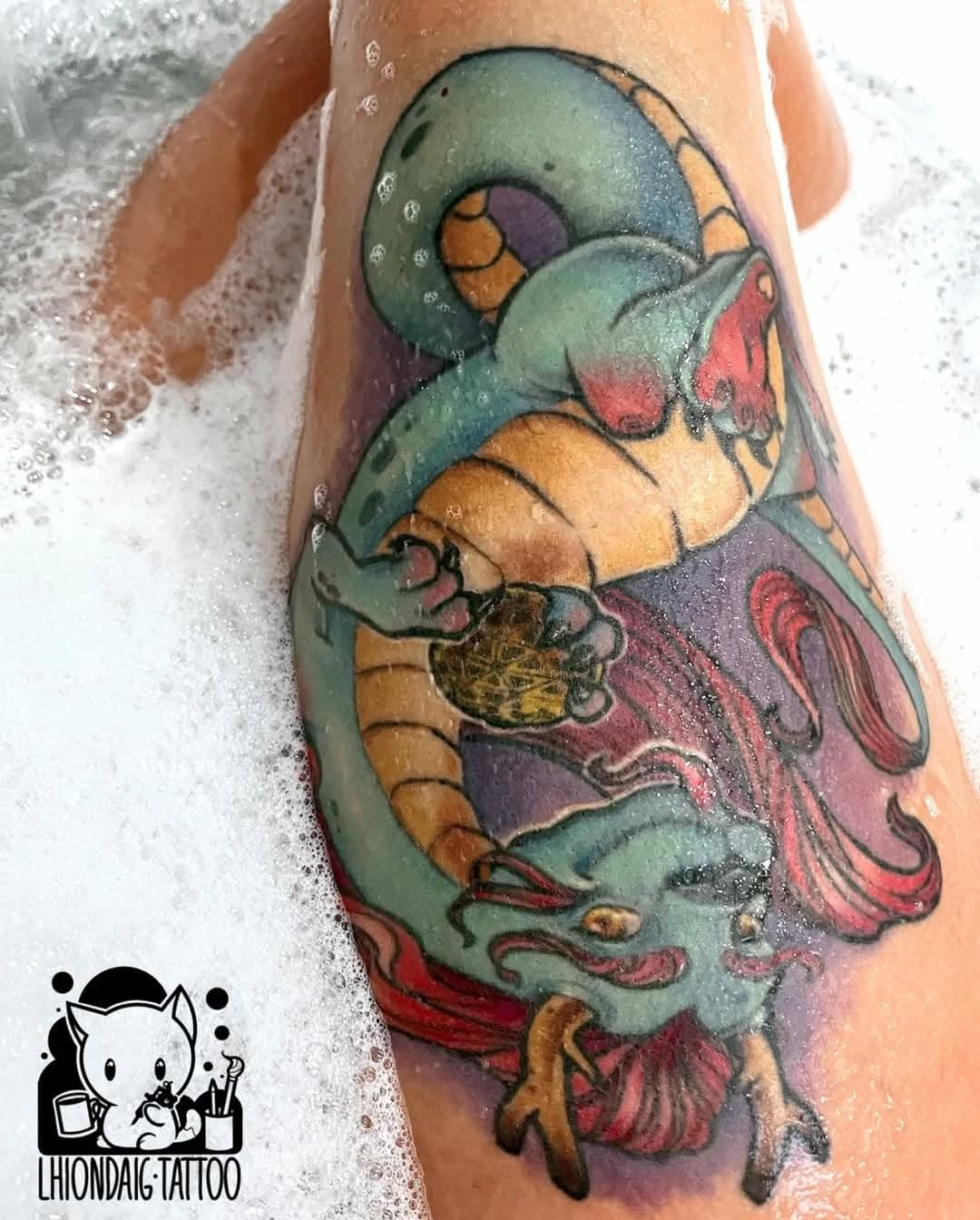 Diesen tollen Badewannenshot von Fridolin hab ich grad von der Kundin bekommen.
Fridolin ist schon über ein Jahr alt und war sozusagen ein "Special Needs Tattoo" 
Tätowierer sprechen ja nie drüber wenn mal was schief geht.. , aber bei Fridolin ist genau das passiert. In Bezug mit den damals frisch erschienen neuen Farben schief.. 
Weder konnte die Kundin etwas dafür noch ich, aber Fridolins blau hatte sich ohne erkennbaren Grund noch Wochen nachdem es abgeheilt war von Blau in Braun umgewandelt. Einige andere Farben haben entweder garnicht gehalten oder unfeine Konglomerate von Pigment gebildet. 
Insegesamt war der arme Frido in so einem desolaten Zustand, das wir in eim Jahr lang haben ruhen lassen und dann hab ich vor ein paar Monaten nochmal alles aufgearbeitet.
Resultat, auch wenn Frido nie so aussehen wird, wie er mit den guten, alten Farben ausgesehen hätte, ist er trotzdem zu einem unsehnlichen Jungdrachen gewachsen ;)

#Tattoo #drache