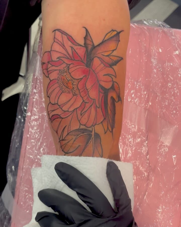 @knot_artistic Neo-Trad Flower 🌸🌸 Come in and get booked with me :) #neotraditionaltattoo #tattooartist #oklahomatattoo