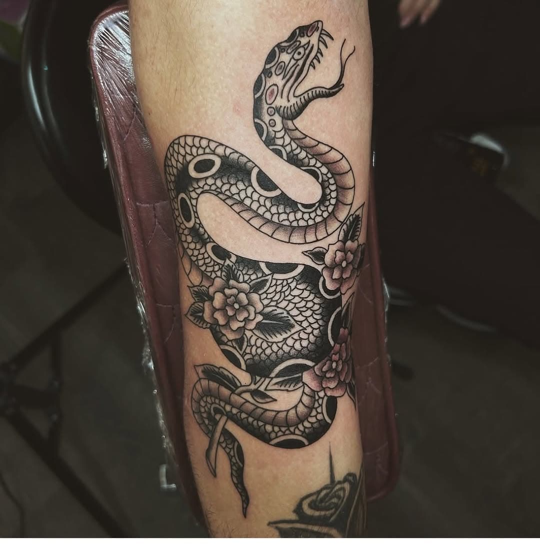Tattoo by Rich @tat_2_rich .
👹.
👹.
👹.
#richhadleytattoo #keysonkitestattoo #traditional #flash #snakeflowertattoo #snakeflash #newhaven #ct #traditionaltattoo