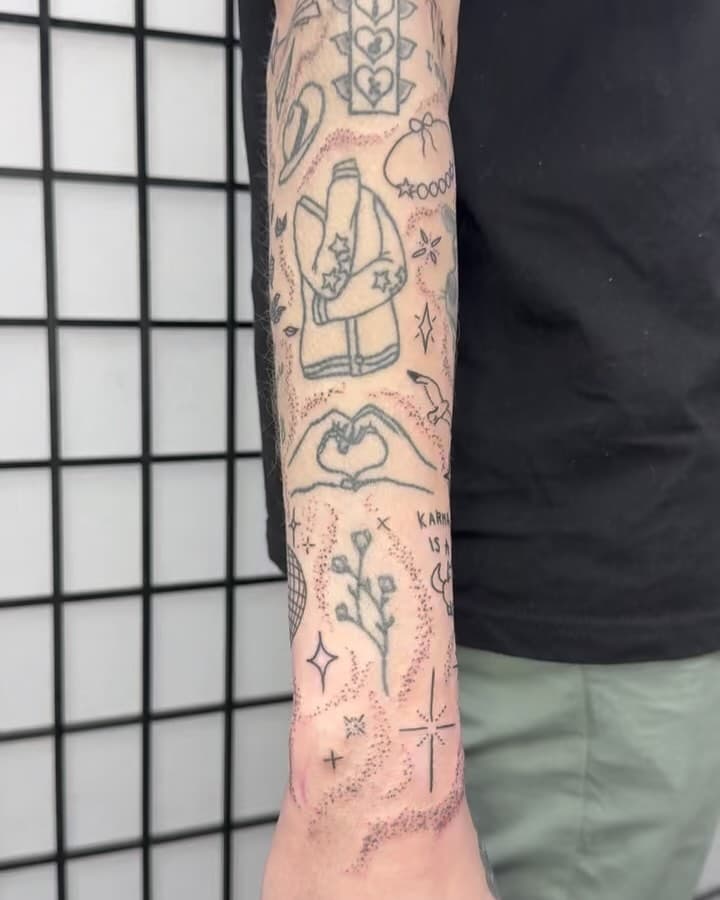 Gap fillers for sammys taylor swift arm! 
My fave is the cat obvs! 
Dm or email to book in 😀
•
•
•
•
•
•
#tattooartist #tattooer #tattooart #art #artist #tattoo #tattooshop #hemeltattoo #londontattoo #uktattoo #uktattooer #uktattooartist #privatetattoostudio  #tattooartist #flash #tattooflash #queertattoo #gaytattoo #lgbt #gaytattooartist #shading #hertfordshire #hertfordshiretattoo
#artistsoninstagram #artofinstagram #digitalart  #artwork #illustration #tatttoodesigns #tattoodesign #tattooflash #tattooist