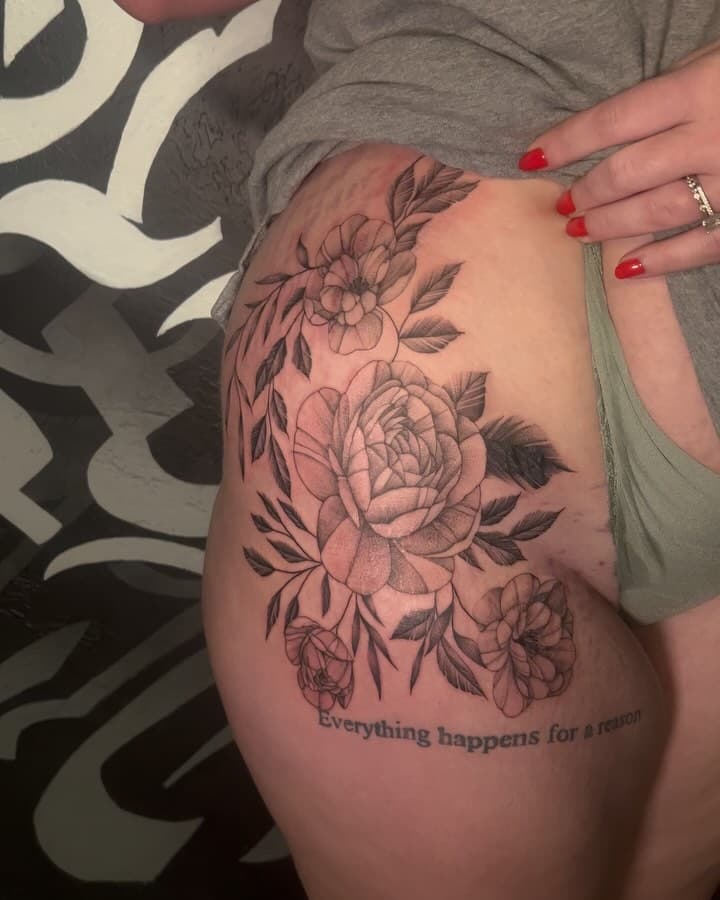 New hip piece by Bri! @inx_by_bri 🌺🍃