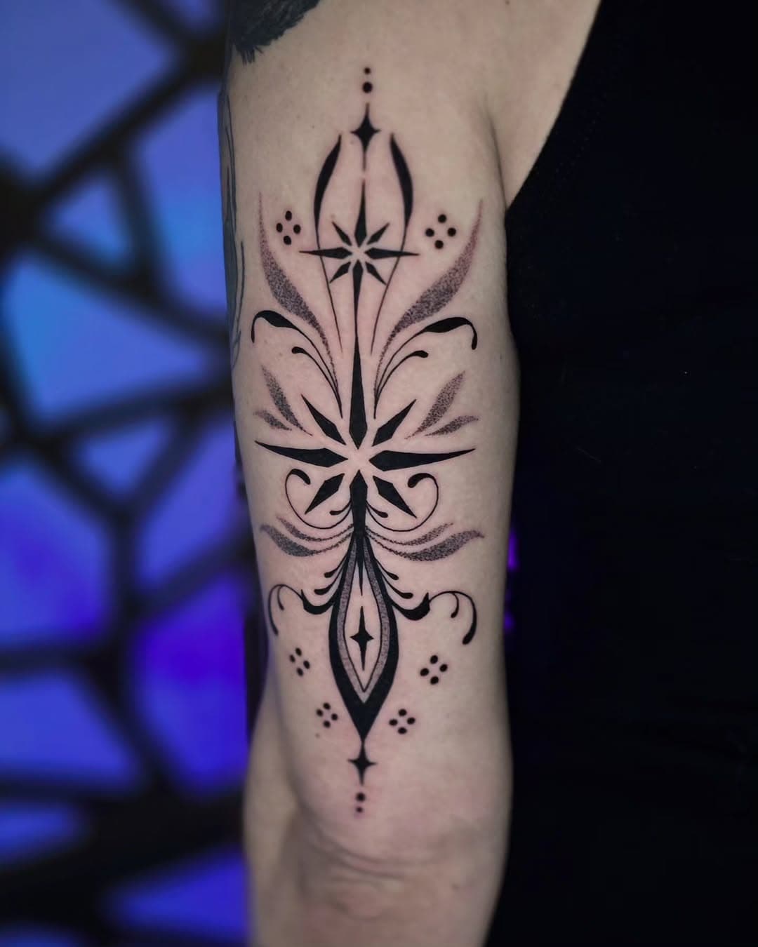 ✨ 🖤Gothic ornamental from my availables🖤✨
.
I love putting stars in everything! And I love doing these ornamental pieces. Check my available highlights to see available designs.
.
#tattooartist #ornamentaltattoo #gothictattoo #witchytattoo #blackworktattoo #illustrationtattoo #tahoeartist #tattoos