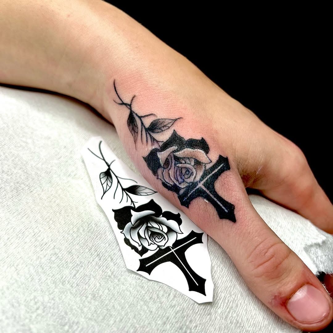 Cory got to do this small cover up of an old stick & poke. Swing by the shop for a free consultation with an artist.
Tattoo done by @tudafish_tattoos