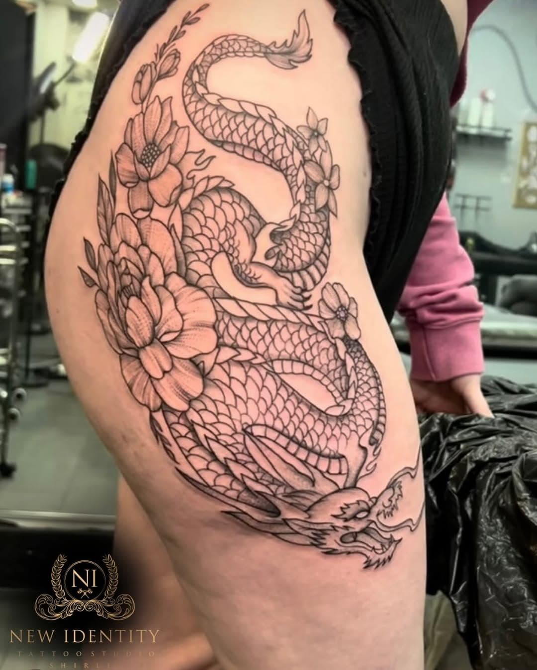 Floral dragon design done by Orsi 🐉🌸// She still has 19th,23rd,29th,30th available for March// Get booked in while you can!