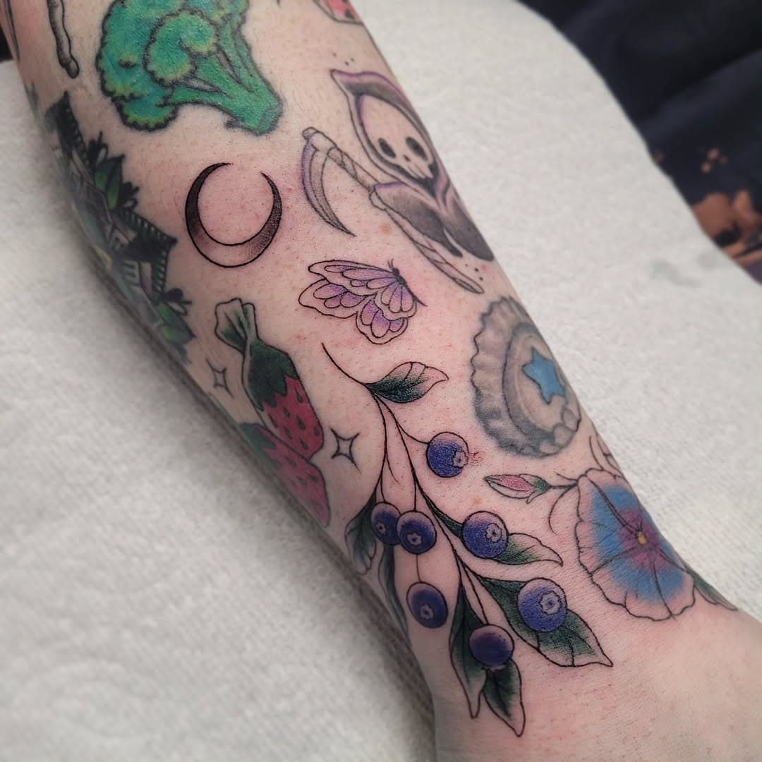 Been working on Danielle's patchwork arm the last while. Here's some of what we did today! Thanks so much!

(All but brocoli, bottle cap and mandala done by me!)

#tattoo #illustration #drawing #procreate #tattooart #tattooflash #flashsheet #whimsicalart #art #design #ink #myart #finelinetattoo #sketchdaily #illustrationartists #gapfillers #blackwork #lineart #simplisticdesign #yvrartists #artistsofinstagram #ecualumni #vancouvertattoo