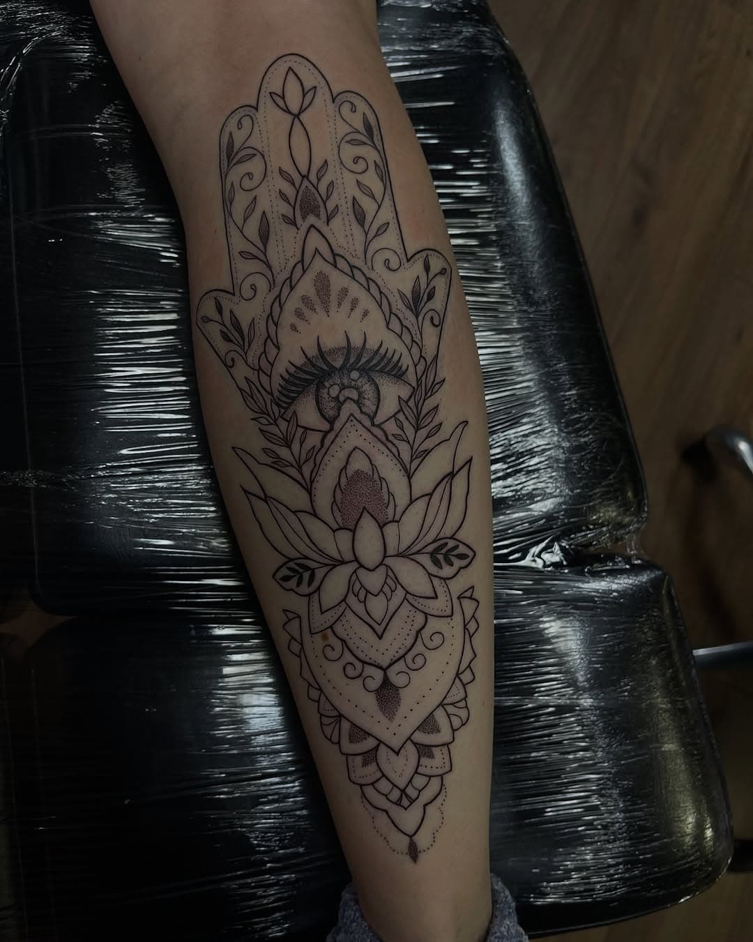 First session on Jess’ calf piece :) dotwork and a few details to add next time. Cant wait to get more done. Thank you for the trust once again! #calftattoo #legtattoos #lotusflowertattoo #eyetattoo #dotworktattoo #lineworktattoo #floraltattoo #hamsahandtattoo #handtattoo