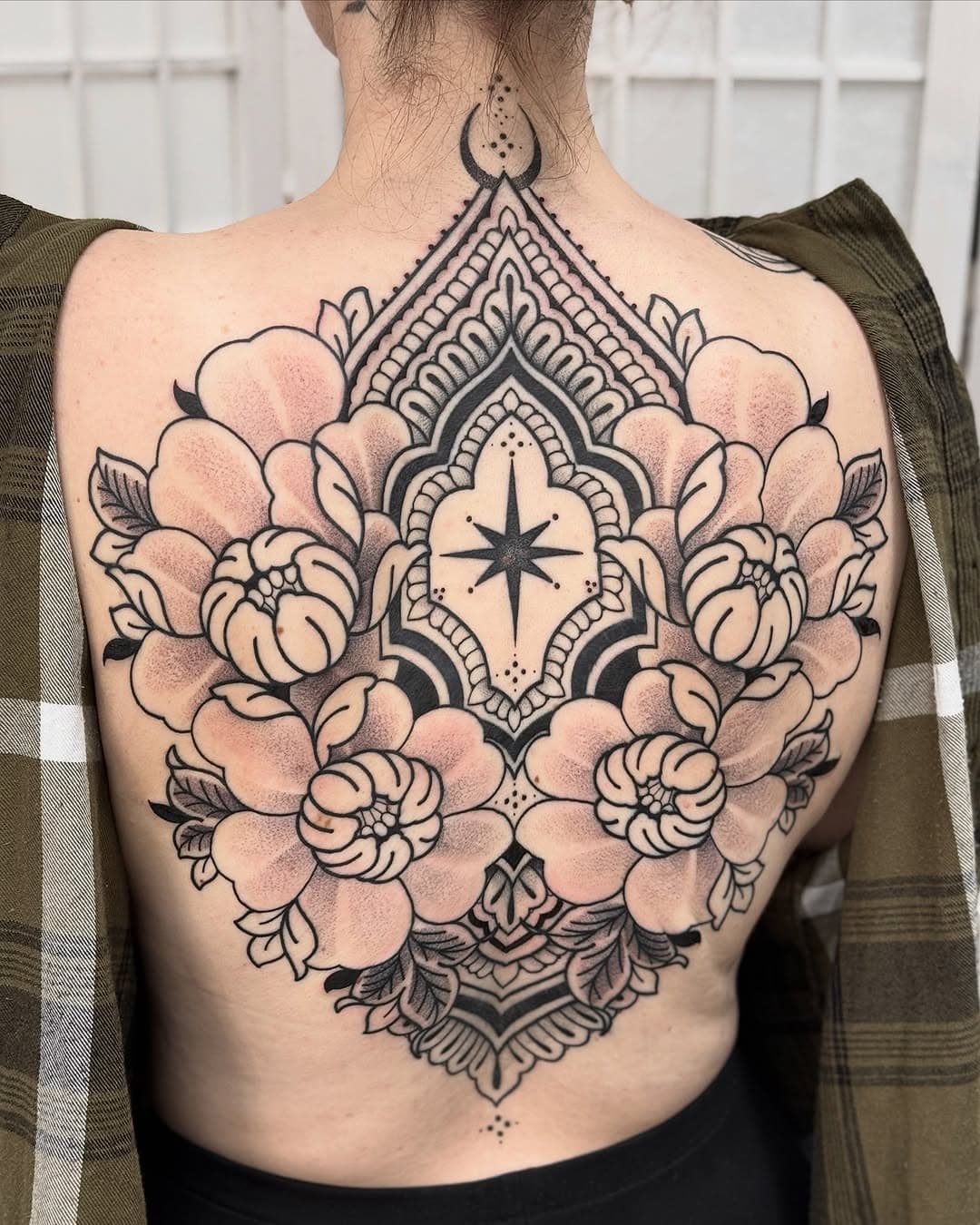 SO pleased with the outcome of this flash piece for @_jessica.gabriella_ 🌟🖤 We added shading this week, so this piece is part healed, part fresh. I am always so appreciative of people who enable me to bring my flash ideas to life and couldn’t be happier with Jess giving this piece a home! If you’re interested in something like this, or maybe this style but a different placement even- my diary is reopening on Friday 21st March! This will be to take bookings August - October mainly! 😁 

Sponsored by @butterluxe_uk @getink.app @wbjtattoo 🖤

#tattoo #tattoos #essextattoo #londontattoo #blackworktattoo #uktattoo #uktta #femaletattooist #backpiece #backtattoo #ornamentaltattoos #spinetattoo #floraltattoo #peonytattoo #backornament #customtattoos #prettytattooideas