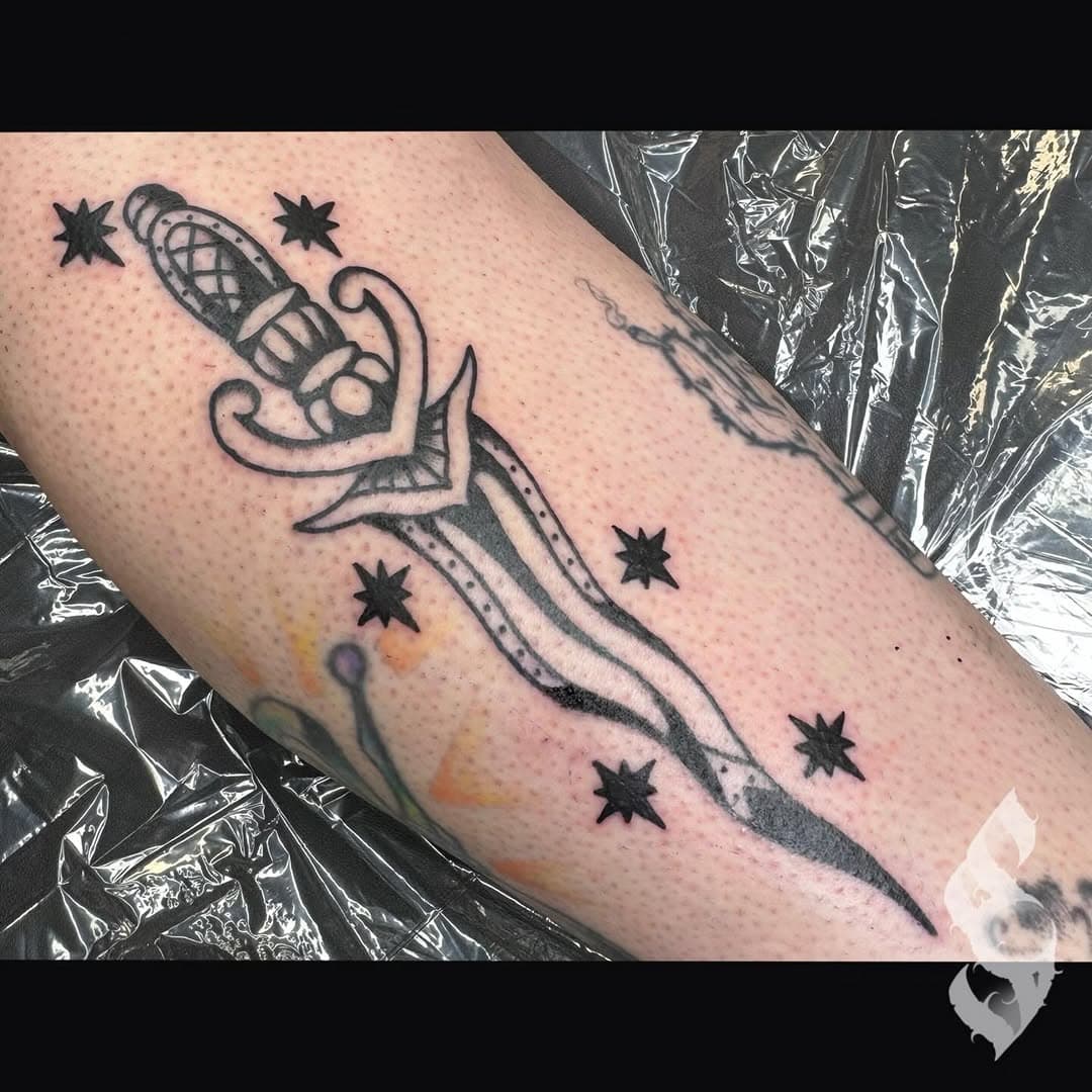 🗡️S T A B B Y B O I🗡️ #kingpintattoosupply #electrumstencilprimer #allegoryblak #eternalink #fusionink #worldfamousink #icontattooandbodypiercing #icontattoonashville #icontattoo #nashvilletattooartist #nashvilletattooshop #daggertattoo #traditional #traditionaltattoo #blackandgreytattoo