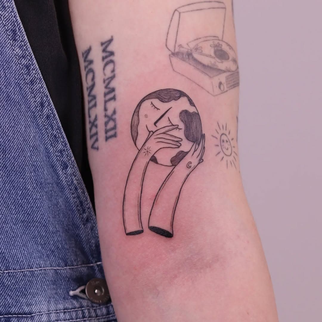 car free day flash day! wow i am only late like 6 months on posting those! ✨ what a great day!
-
all done @bebop_ink 
books open for April & May, link in my bio to book
-
#vancouvertattoo #vancouvertattooartist #flashdaytattoo #whimsicaltattooing #ttt #abstractart #cutetattoo