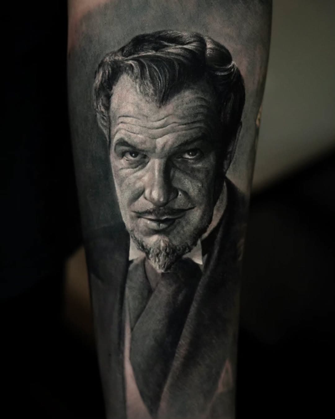 𝖁𝖎𝖓𝖈𝖊𝖓𝖙 𝕻𝖗𝖎𝖈𝖊 // @destrydelilah has a solid collection of classic horror characters. We added the voice of horror on this one and ALLLLMOST have this sleeve wrapped up. 🦇 // @axysrotary @kwadron @dynamiccolor // #horror #vincentprice #classichorror #tattoo