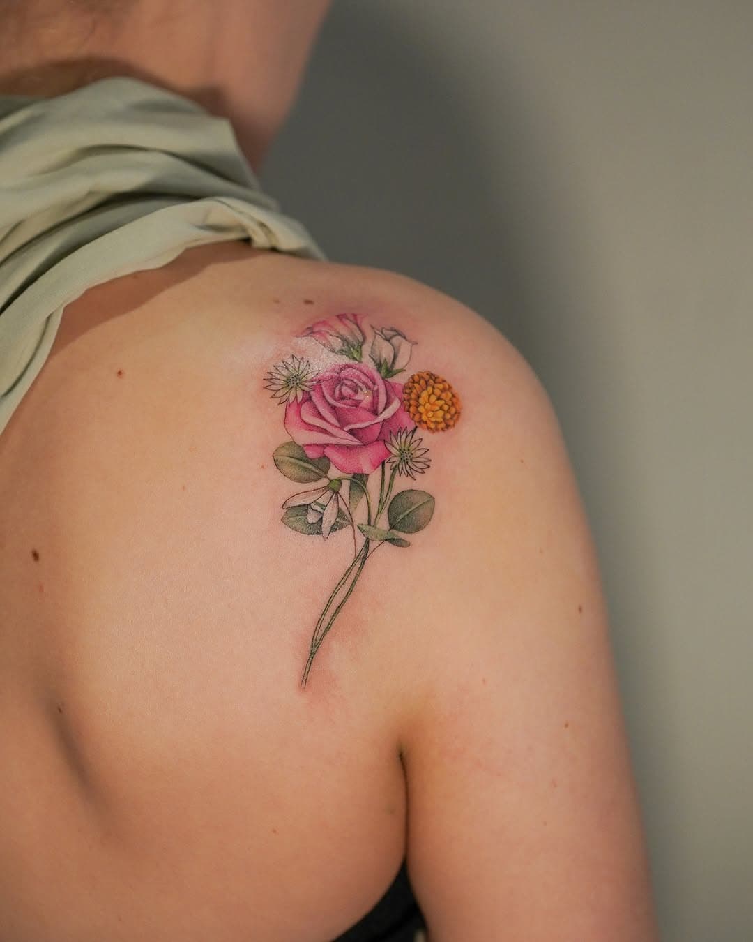 A little bouquet inspired by Lauren’s lovely wedding flowers! She sent me a mix of photos from her special day, and I brought them together in this design. Thank you, Lauren!

#flower #floral #botanicaltattoo #finelinetattoo #londontattoo #delicatetattoo #colourtattoos #flowertattoo #floraltattoo #botanical
